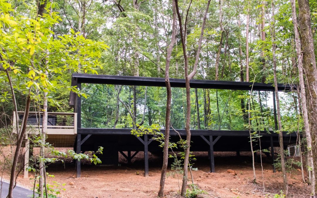 The Dahlonega Glass Cabin is a shining example of how modern luxury and nature can coexist in harmony. 